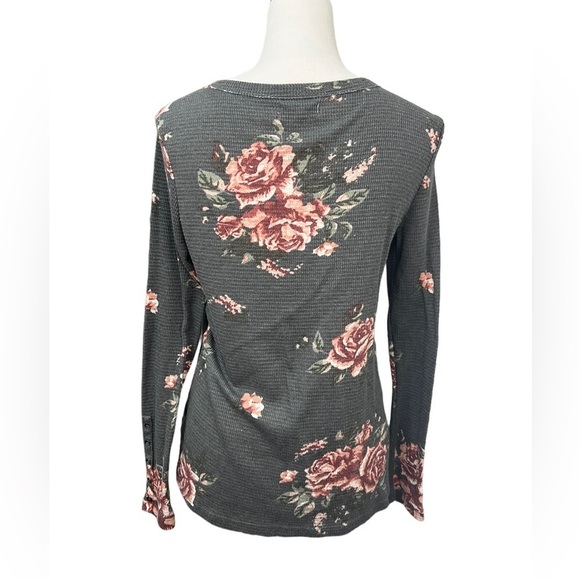 🩷 3/$20 Maurices medium 24/7 Gray Floral Cut Out Neck Textured Tee - Picture 7 of 10